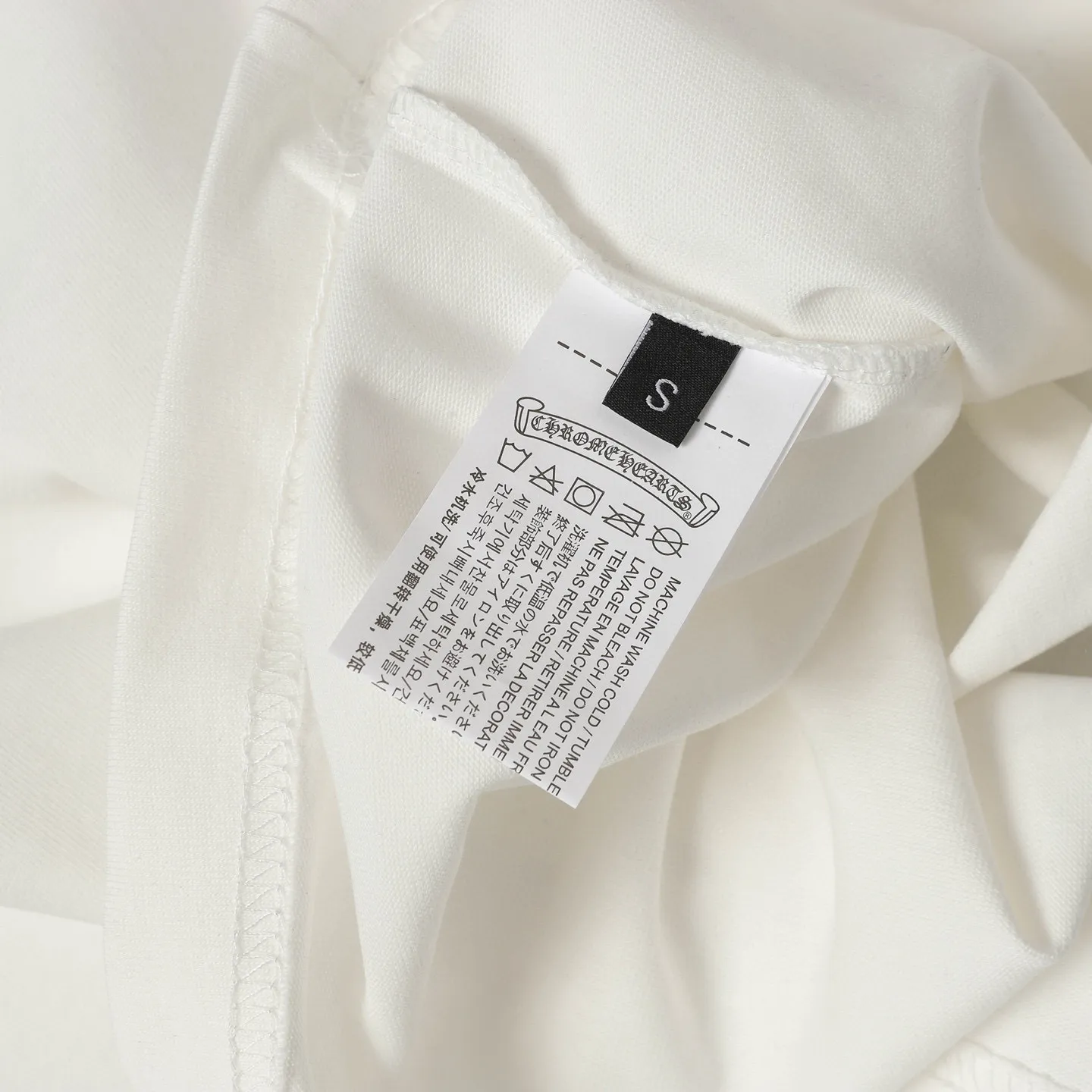 🅿️180 Chrome hearte/Chrome heart ch 25ss early spring Sanskrit letter printed short-sleeved T-shirt. A must-have item for daily commuting for men and women in light luxury. The correct version is welcome to compare. Detailed features: ·280 grams of 100% pure cotton double yarn jersey fabric. ·Custom-dyed in the same vat with special thickened 32 count double-strand 1x1 thread. ·Double-needle cross-stitching process. ·Original main mark washed hangtag. Color: black white. Size: XS-L